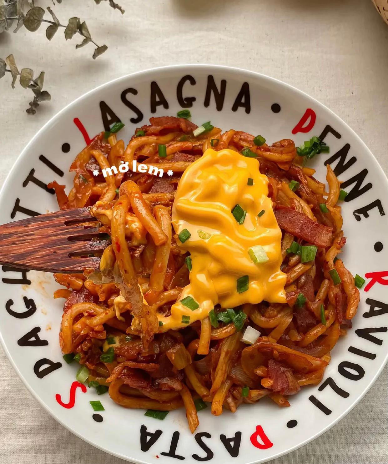 Spicy Kimchi Udon - Món mì udon xào kim chi cay với thịt xông khói, hành tây và phô mai chảy