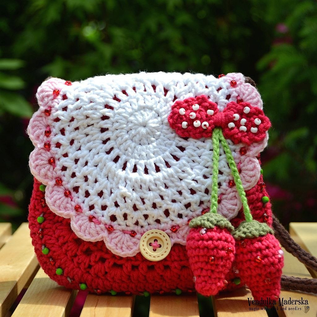 Strawberry purse crochet pattern by Vendula Maderska, red and white bag with beads