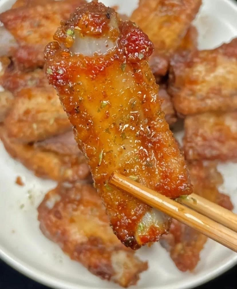 Sườn heo chiên giòn sốt tỏi tây thơm lừng, cách làm đơn giản tại nhà