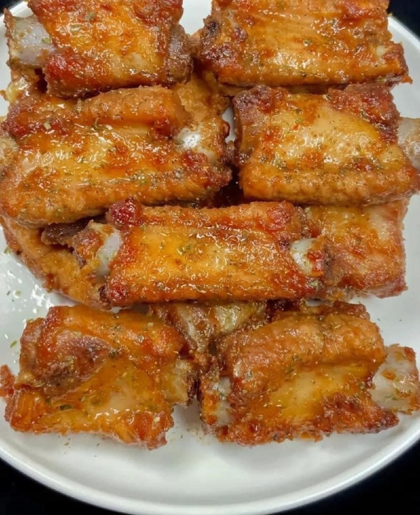 Sườn heo chiên giòn sốt tỏi tây thơm lừng, cách làm đơn giản tại nhà