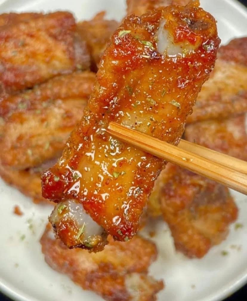 Sườn heo chiên giòn sốt tỏi tây thơm lừng, cách làm đơn giản tại nhà