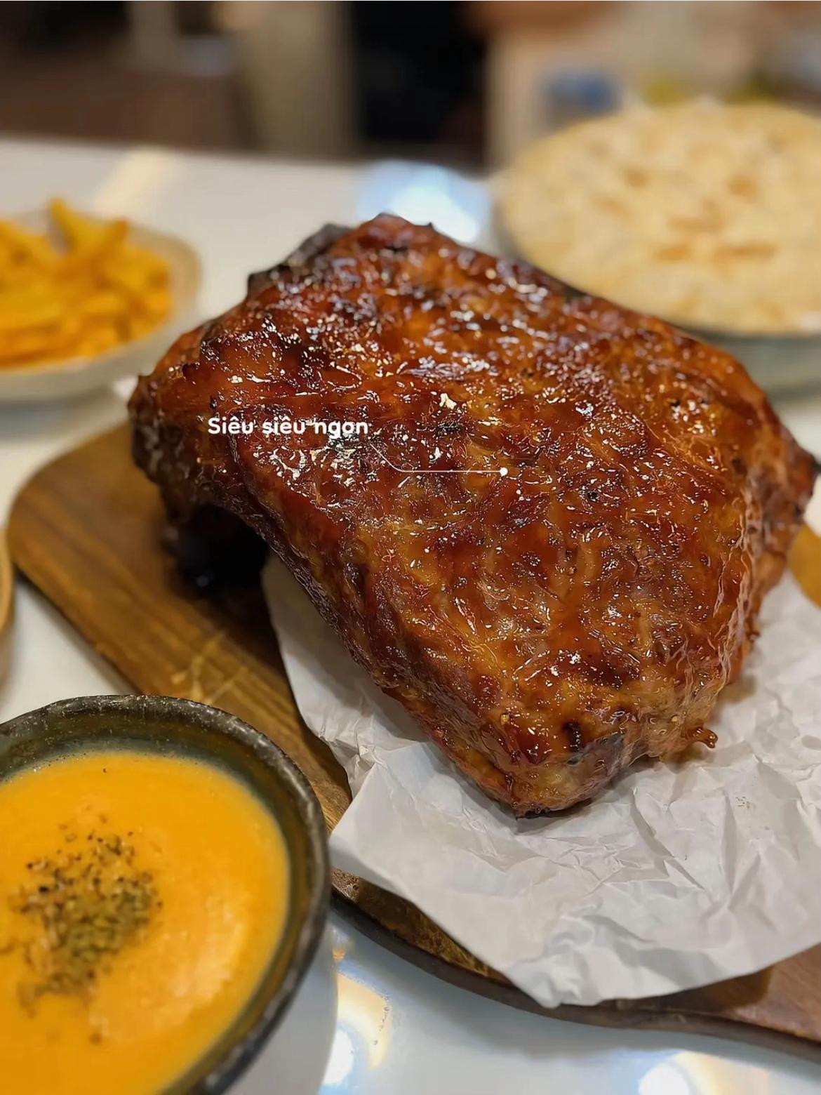 Sườn nướng BBQ tảng bằng NCKD siêu ngon kèm cánh gà mật ong và sốt phô mai