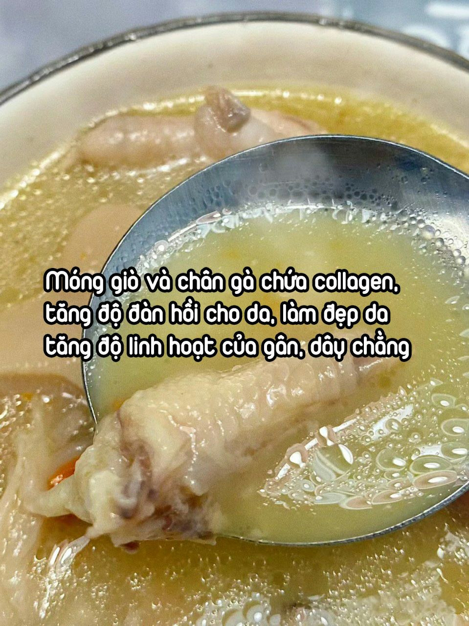 Súp chân gà móng giò bổ huyết, bổ sung collagen đẹp da