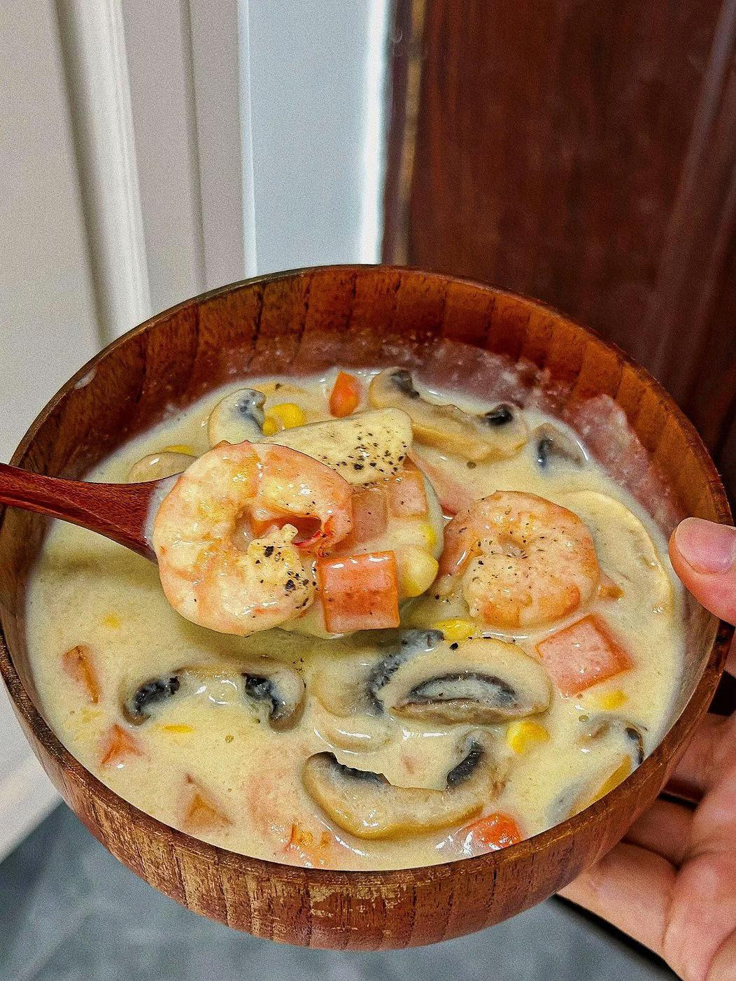 Súp kem ngô nấm tôm béo ngậy, công thức nấu ăn đơn giản với cà rốt và sữa tươi