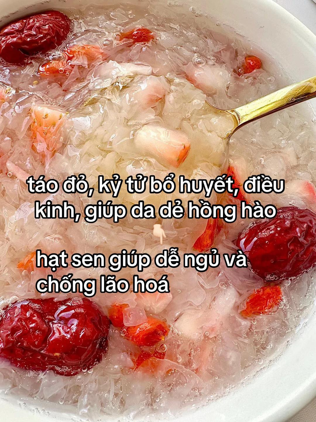 Súp nấm tuyết dâu tây, táo đỏ, hạt sen và kỷ tử bổ huyết, bổ sung collagen giúp da hồng hào