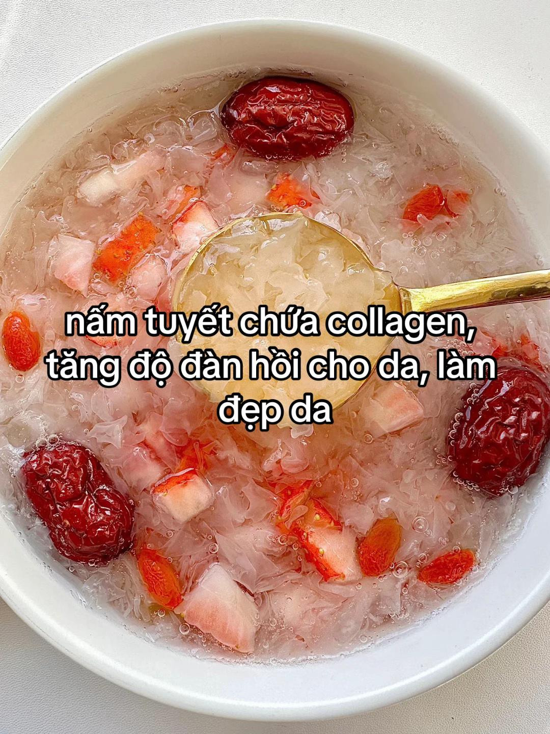 Súp nấm tuyết dâu tây, táo đỏ, hạt sen và kỷ tử bổ huyết, bổ sung collagen giúp da hồng hào