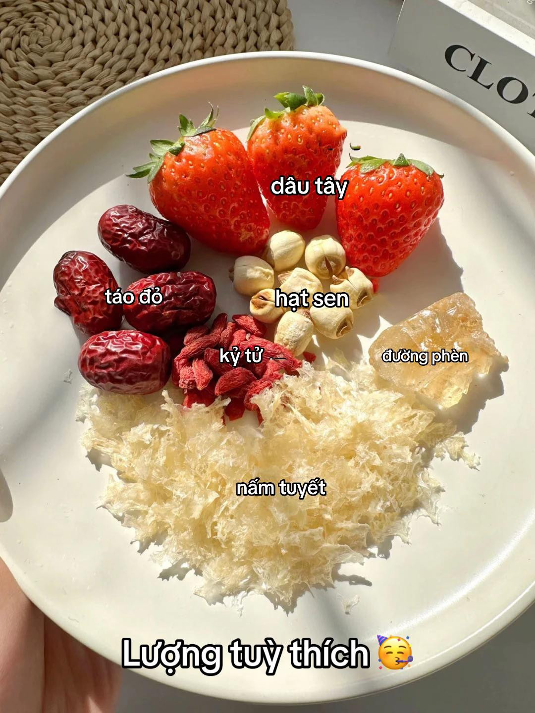 Súp nấm tuyết dâu tây, táo đỏ, hạt sen và kỷ tử bổ huyết, bổ sung collagen giúp da hồng hào