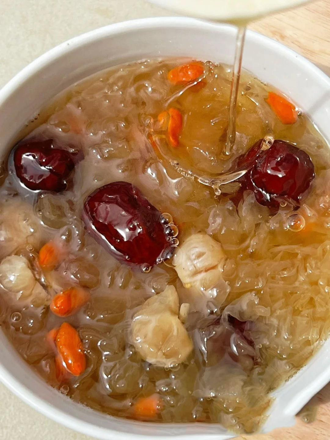 Súp nấm tuyết táo đỏ nhãn kỷ tử: Công thức nấu bằng nồi cơm điện siêu đơn giản, ít calo và dưỡng da hồng hào