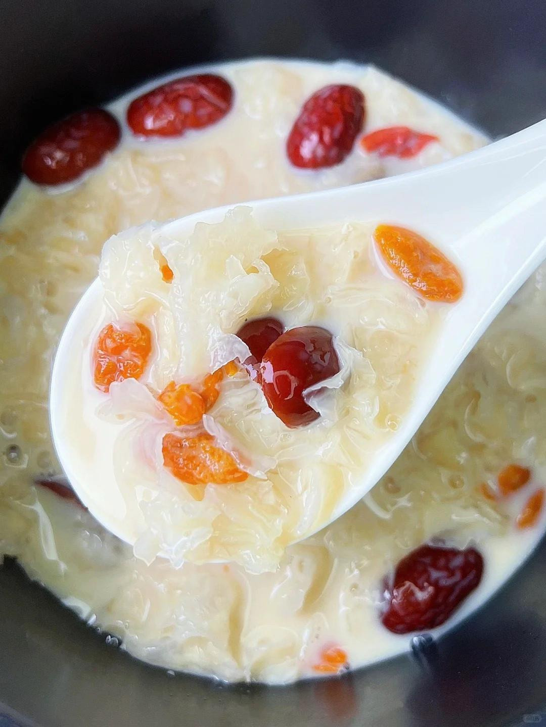 Súp nấm tuyết táo đỏ nhãn kỷ tử: Công thức nấu bằng nồi cơm điện siêu đơn giản, ít calo và dưỡng da hồng hào