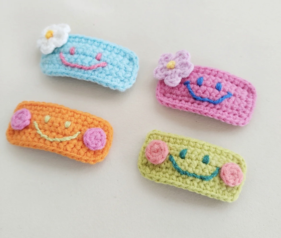 Super Simple Crochet Smiley Face Hair Clip with Pattern