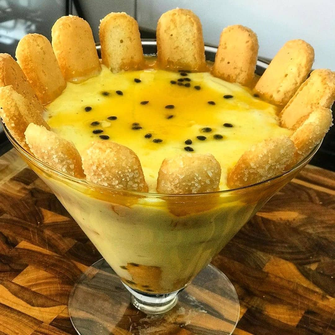 Taça de Mousse de Maracujá com Biscoito Champanhe e Calda