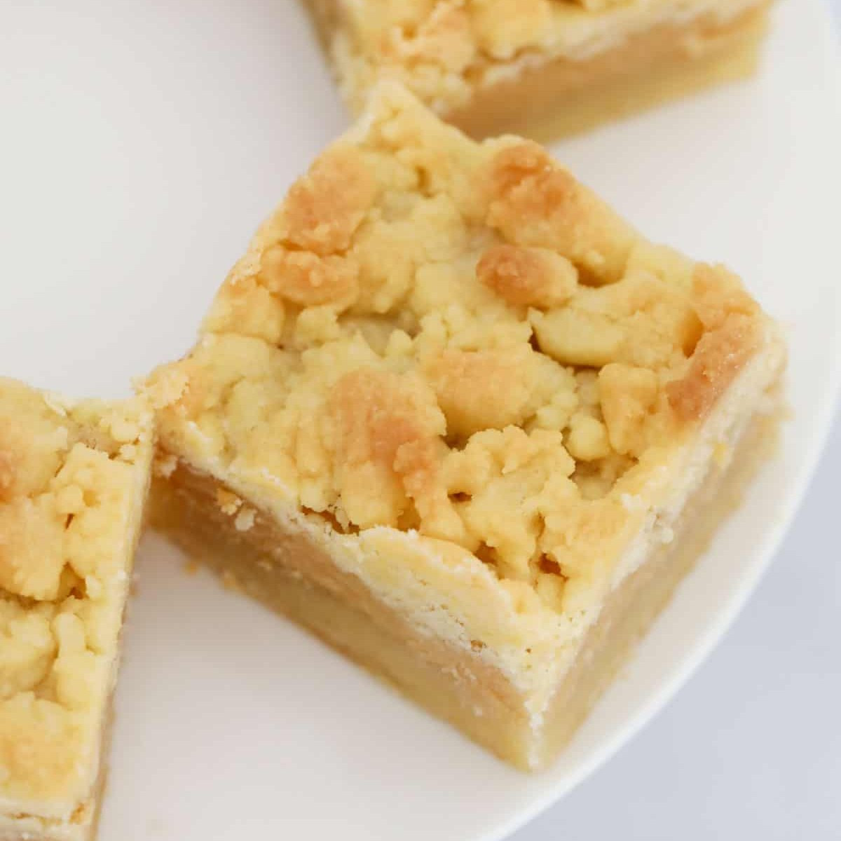 Tan Slice: Buttery Shortbread with Thick Caramel Filling and Crumbly Topping