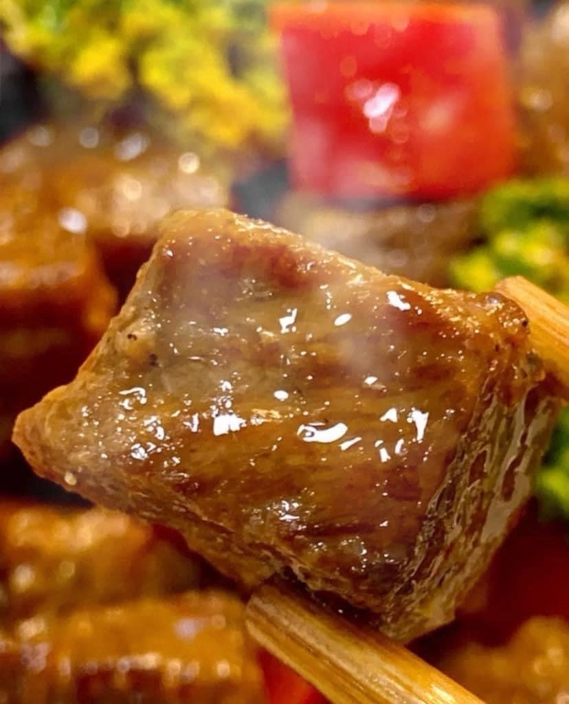 Thăn bò xào bông cải xanh và cà rốt