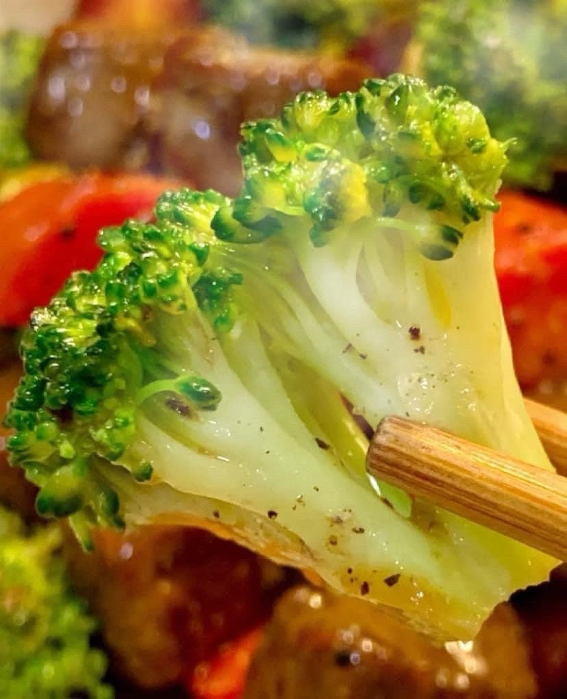 Thăn bò xào bông cải xanh và cà rốt