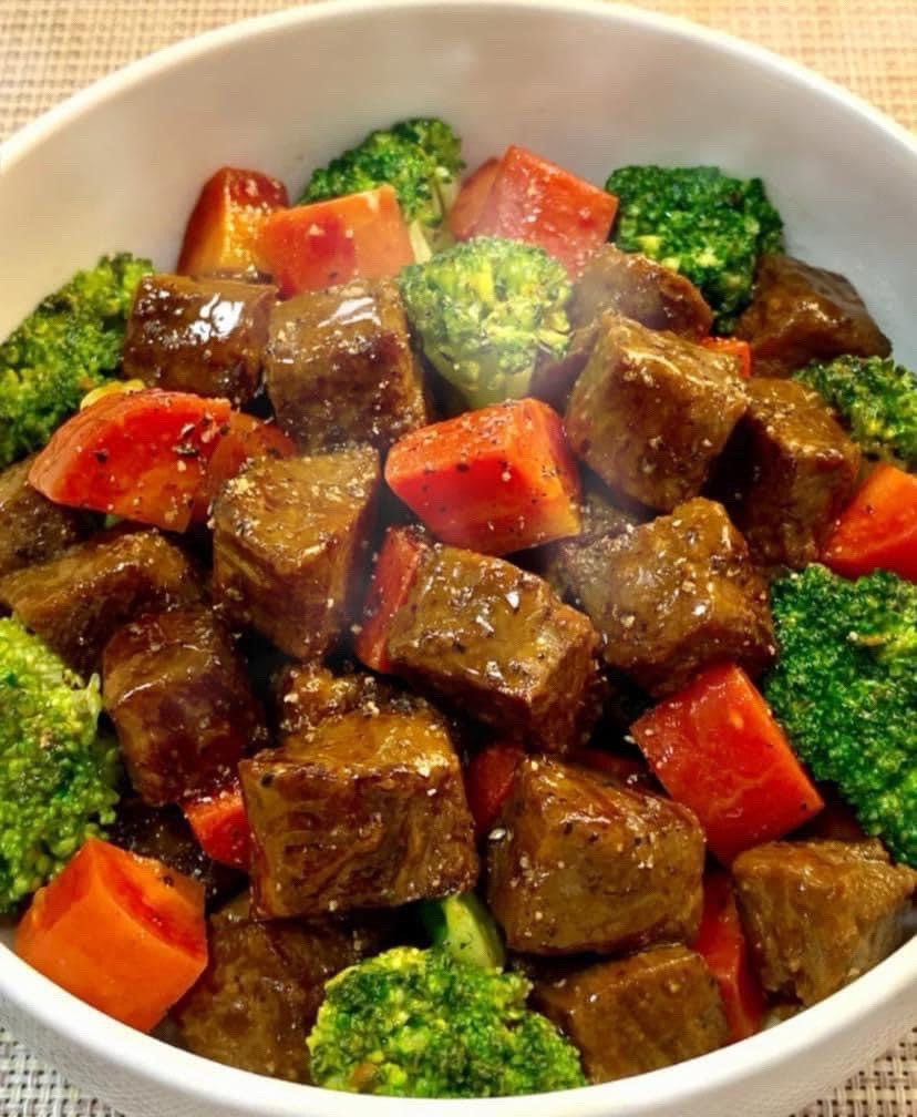 Thăn bò xào bông cải xanh và cà rốt