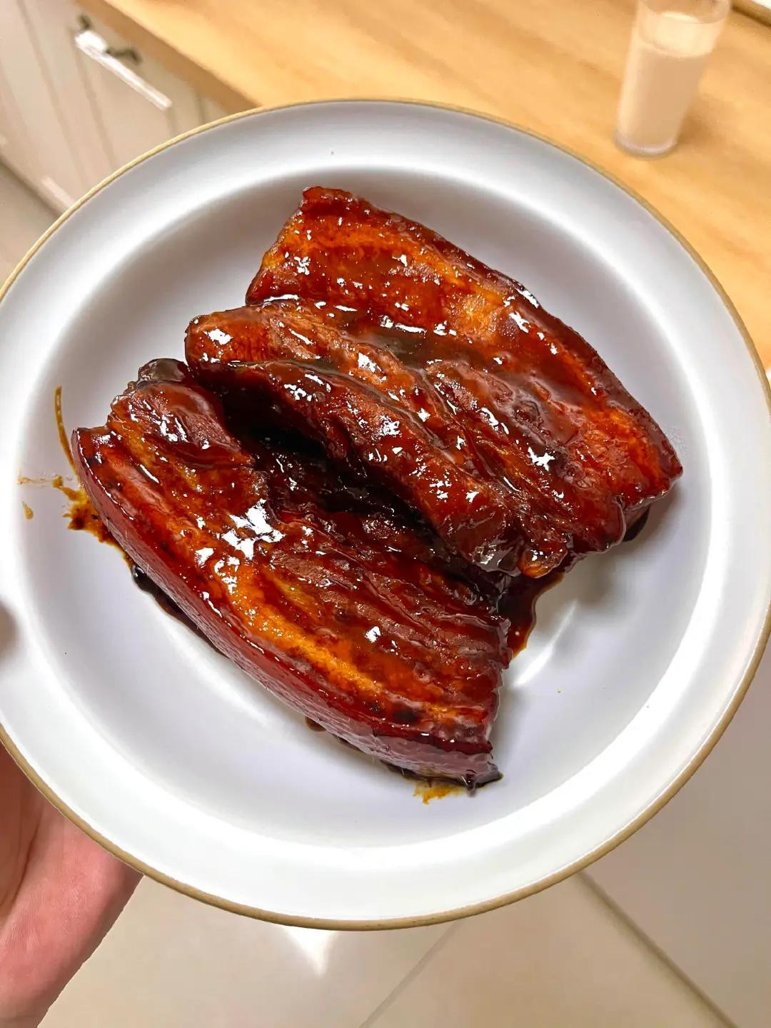 Thịt ba chỉ kho nước dừa mềm ngọt, màu cánh gián đẹp mắt, cách làm đơn giản tại nhà