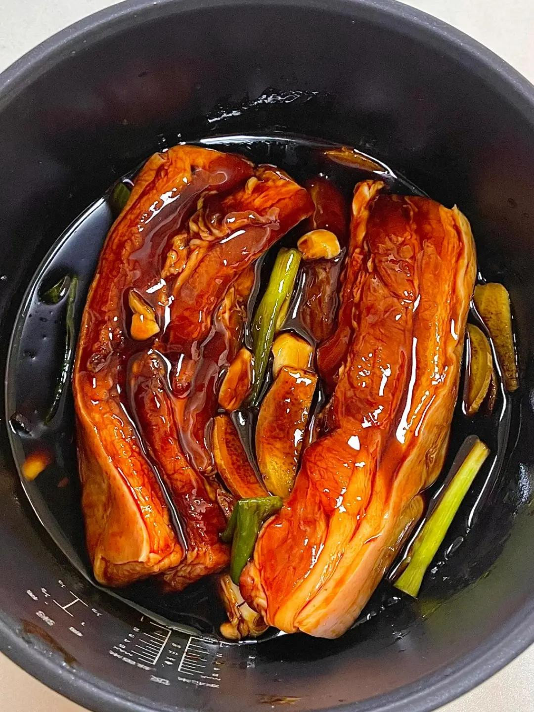 Thịt ba chỉ kho nước dừa mềm ngọt, màu cánh gián đẹp mắt, cách làm đơn giản tại nhà