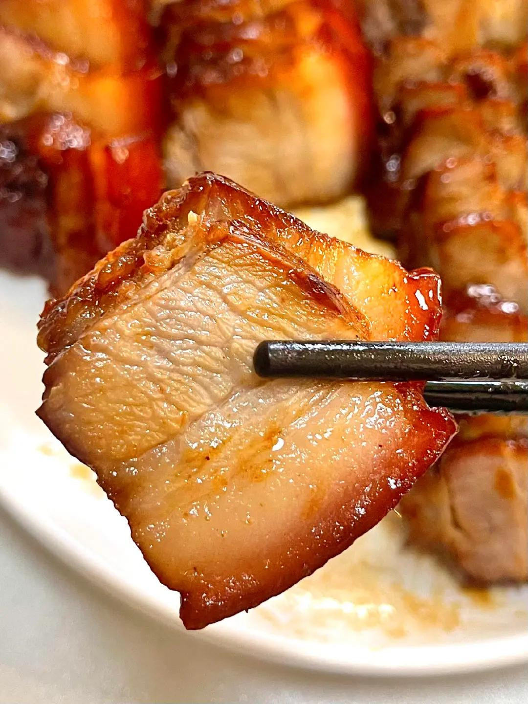 Thịt ba chỉ kho nước dừa mềm ngọt, màu cánh gián đẹp mắt, cách làm đơn giản tại nhà