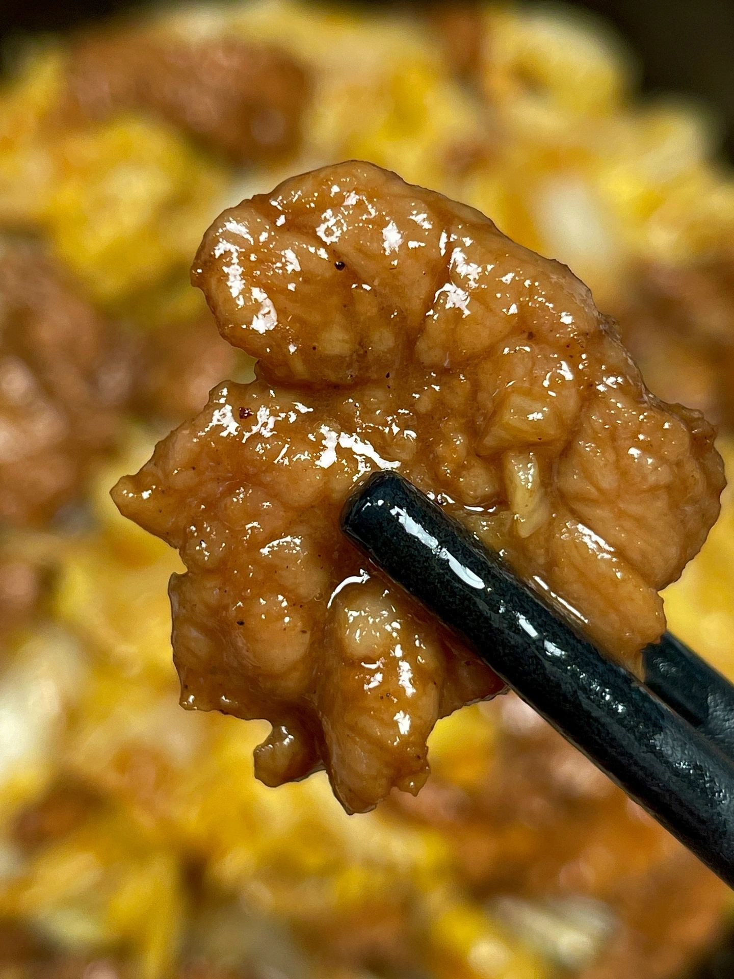 Thịt bò thái lát xào cải thảo sốt nâu đậm đà, ăn kèm cơm trắng nóng hổi