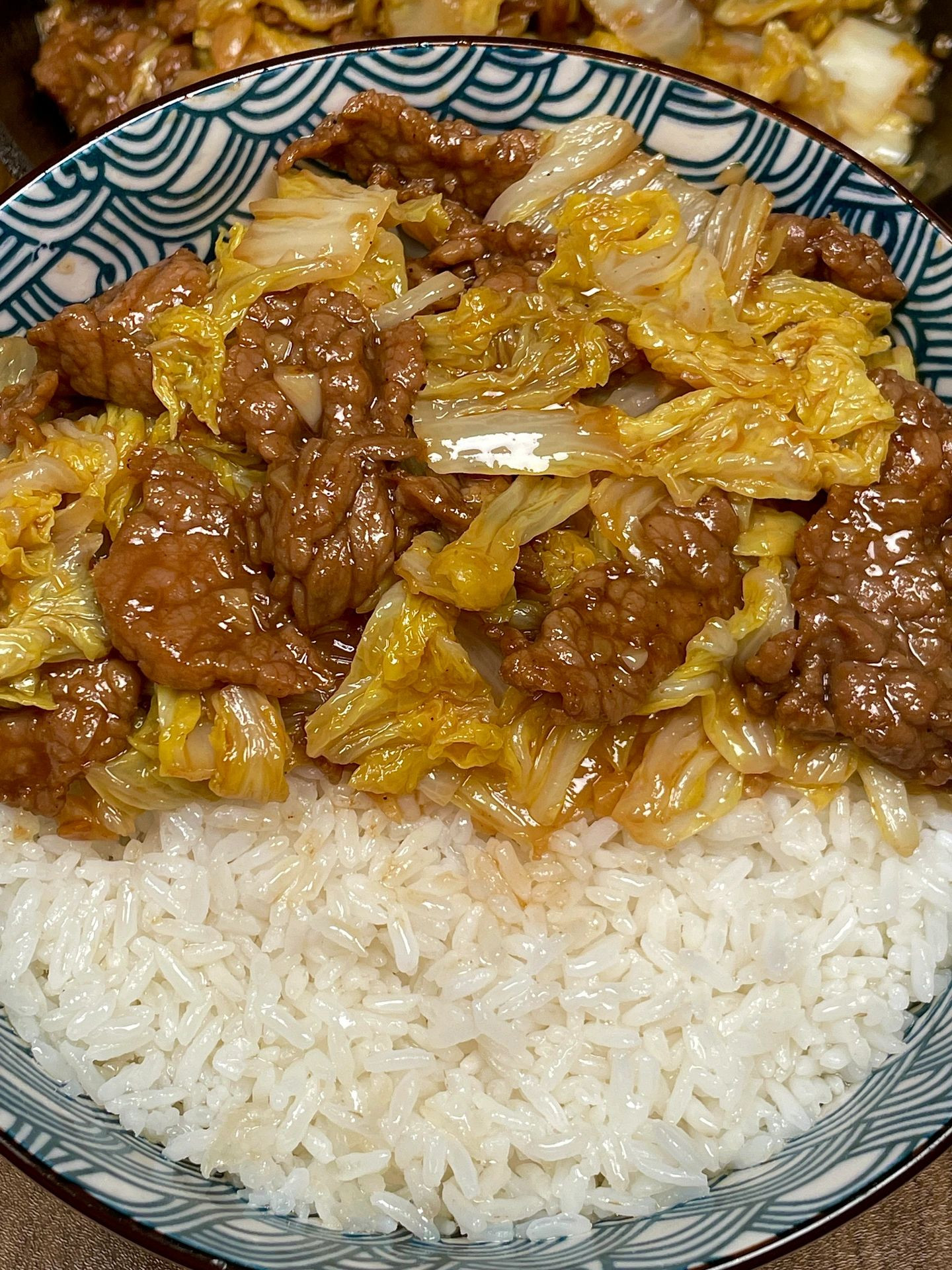 Thịt bò thái lát xào cải thảo sốt nâu đậm đà, ăn kèm cơm trắng nóng hổi