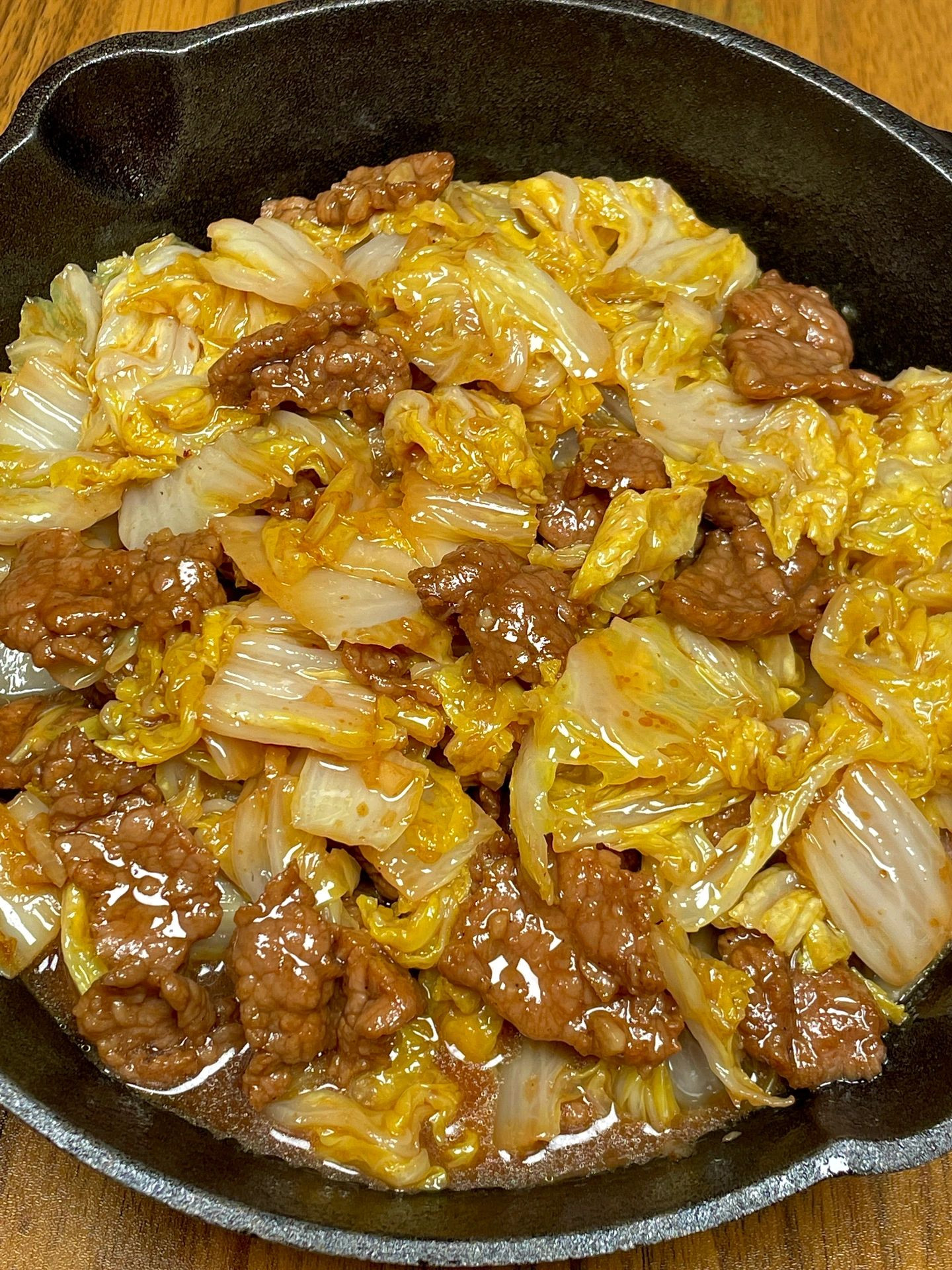 Thịt bò thái lát xào cải thảo sốt nâu đậm đà, ăn kèm cơm trắng nóng hổi