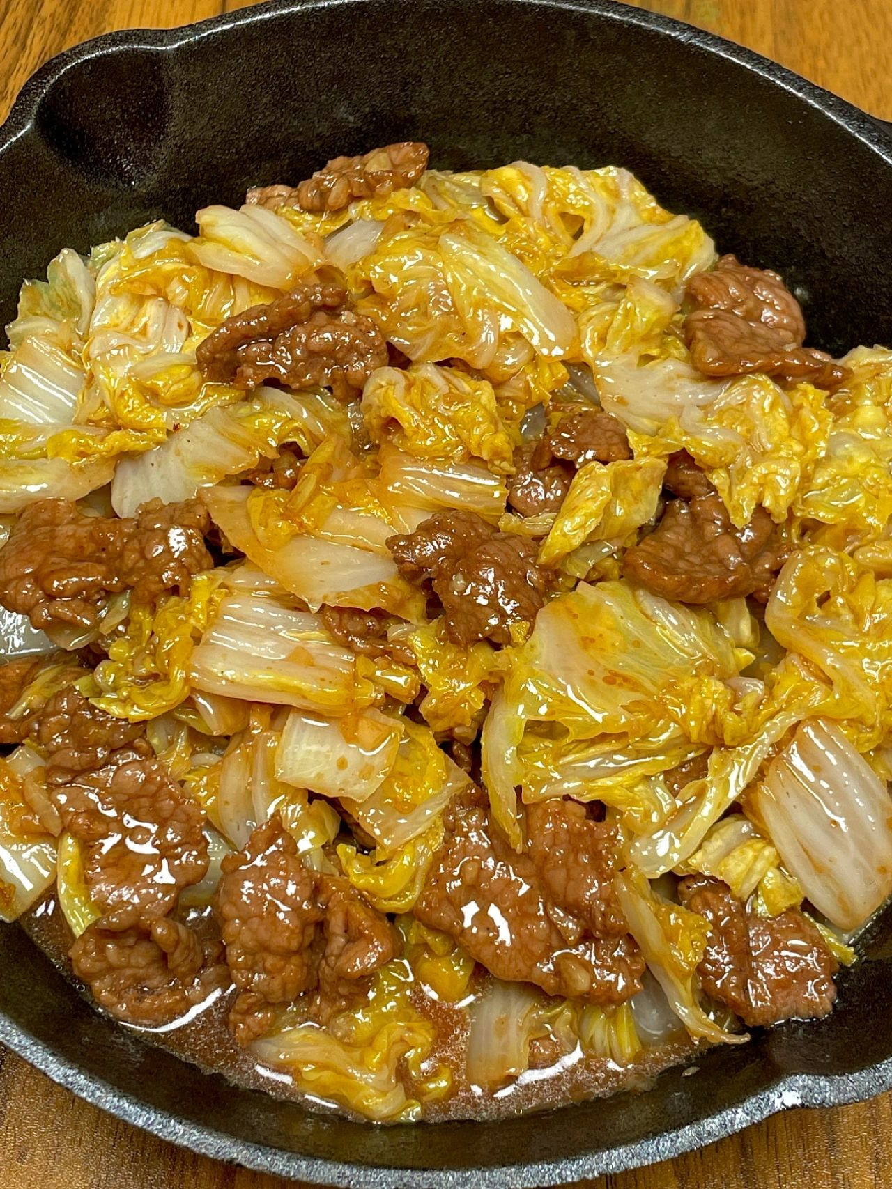 Thịt bò thái lát xào cải thảo sốt nâu đậm đà, ăn kèm cơm trắng nóng hổi