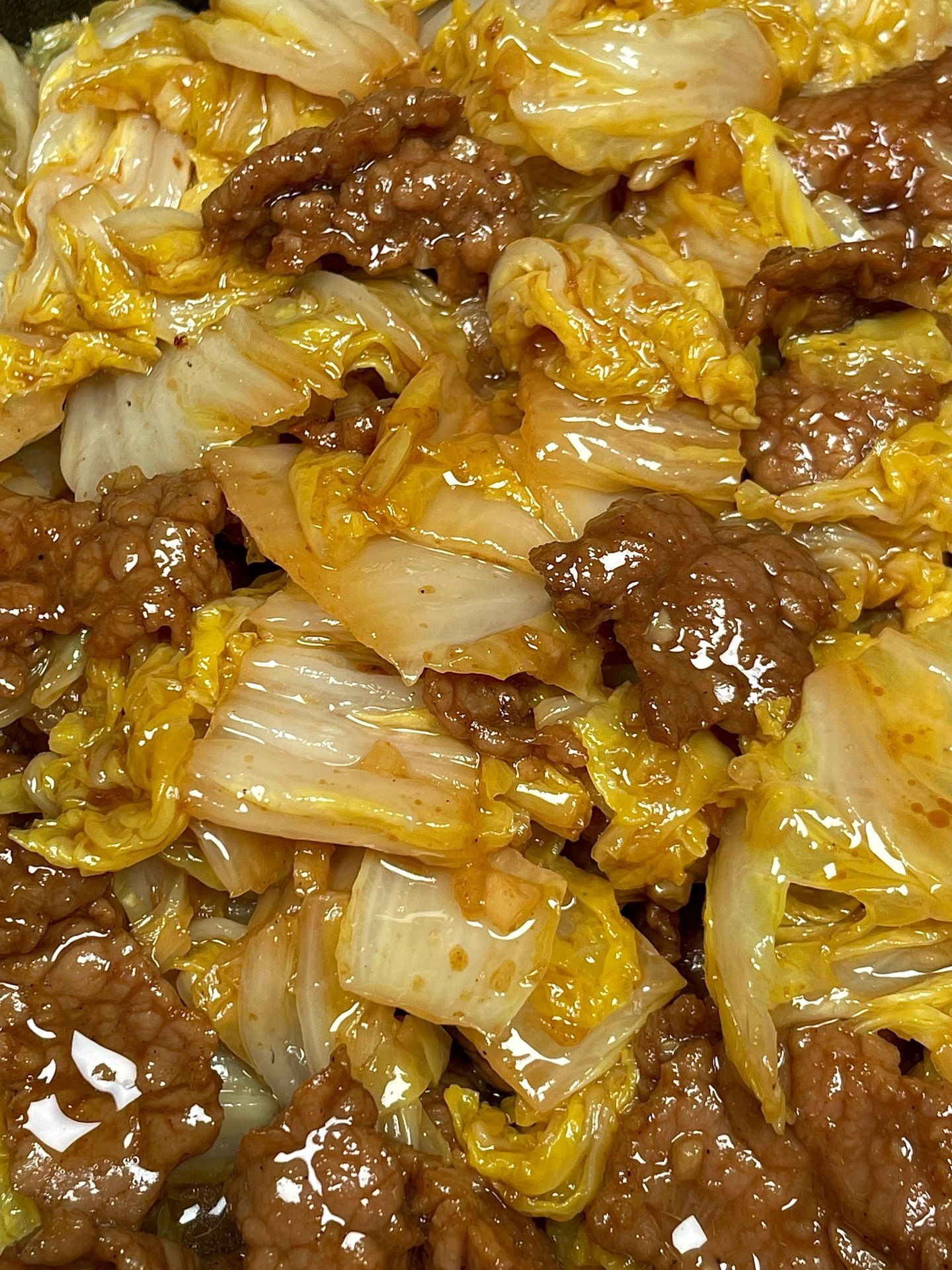 Thịt bò thái lát xào cải thảo sốt nâu đậm đà, ăn kèm cơm trắng nóng hổi