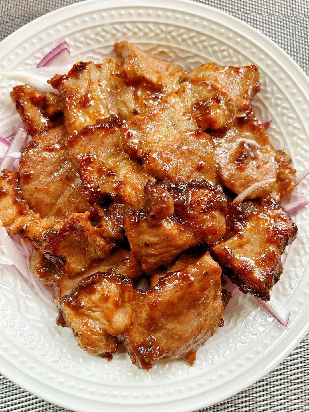 Thịt heo chiên sốt tiêu đen giòn rụm, đậm đà vị nước tương và dầu hào