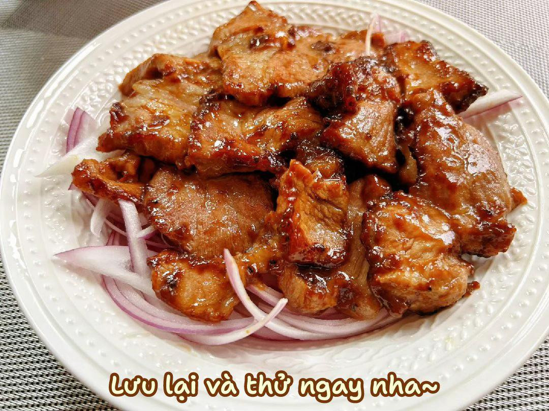 Thịt heo chiên sốt tiêu đen giòn rụm, đậm đà vị nước tương và dầu hào