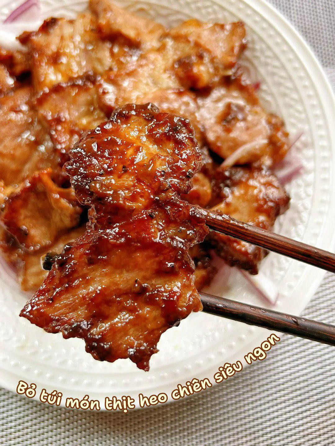 Thịt heo chiên sốt tiêu đen giòn rụm, đậm đà vị nước tương và dầu hào
