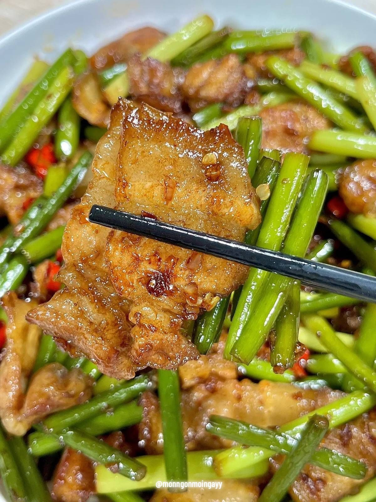 Thịt heo xào cần tỏi