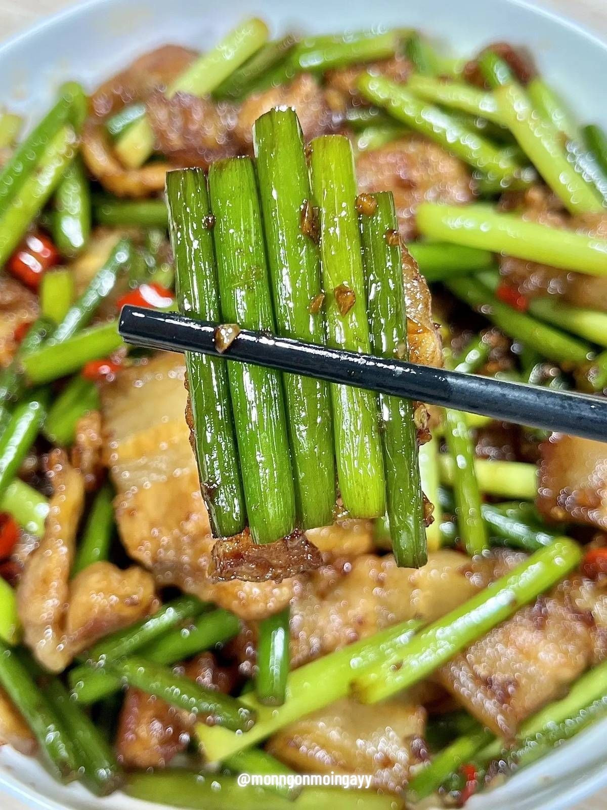 Thịt heo xào cần tỏi