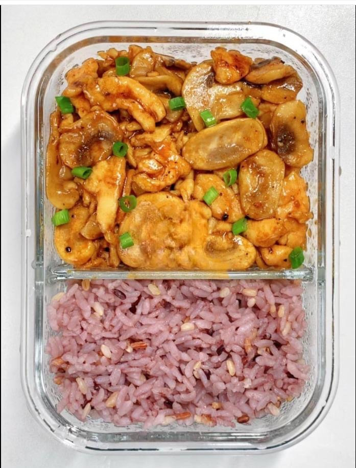 Thực đơn cơm văn phòng: Cơm gạo lứt, Tôm xào ớt chuông và ức gà xào nấm