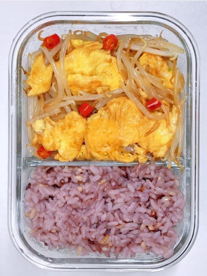 Thực đơn cơm văn phòng: Cơm gạo lứt, Tôm xào ớt chuông và ức gà xào nấm