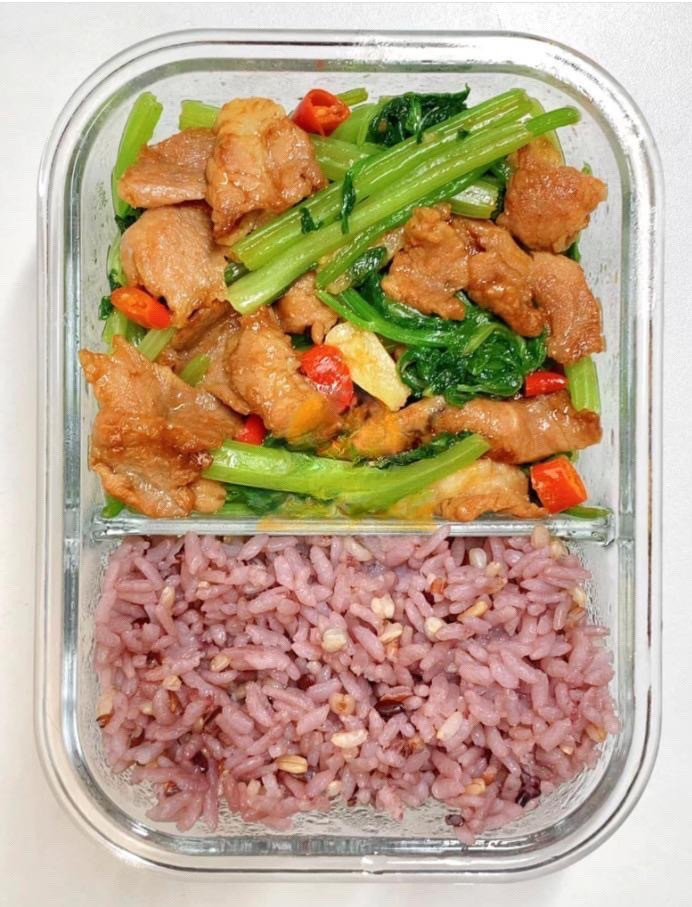 Thực đơn cơm văn phòng: Cơm gạo lứt, Tôm xào ớt chuông và ức gà xào nấm