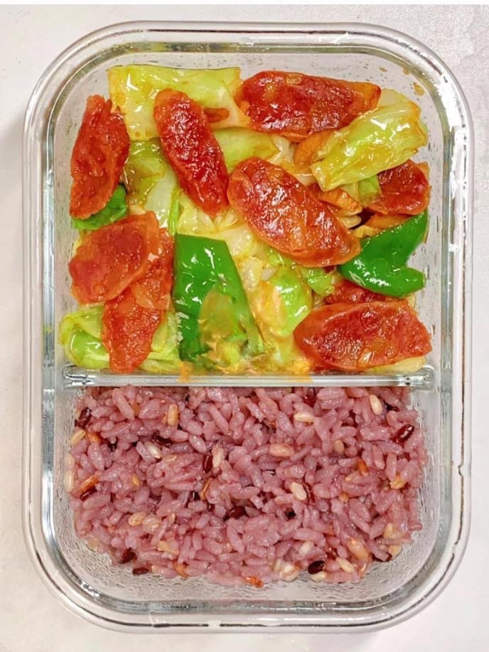 Thực đơn cơm văn phòng: Cơm gạo lứt, Tôm xào ớt chuông và ức gà xào nấm