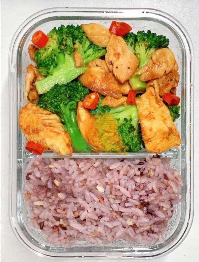 Thực đơn cơm văn phòng: Cơm gạo lứt, Tôm xào ớt chuông và ức gà xào nấm