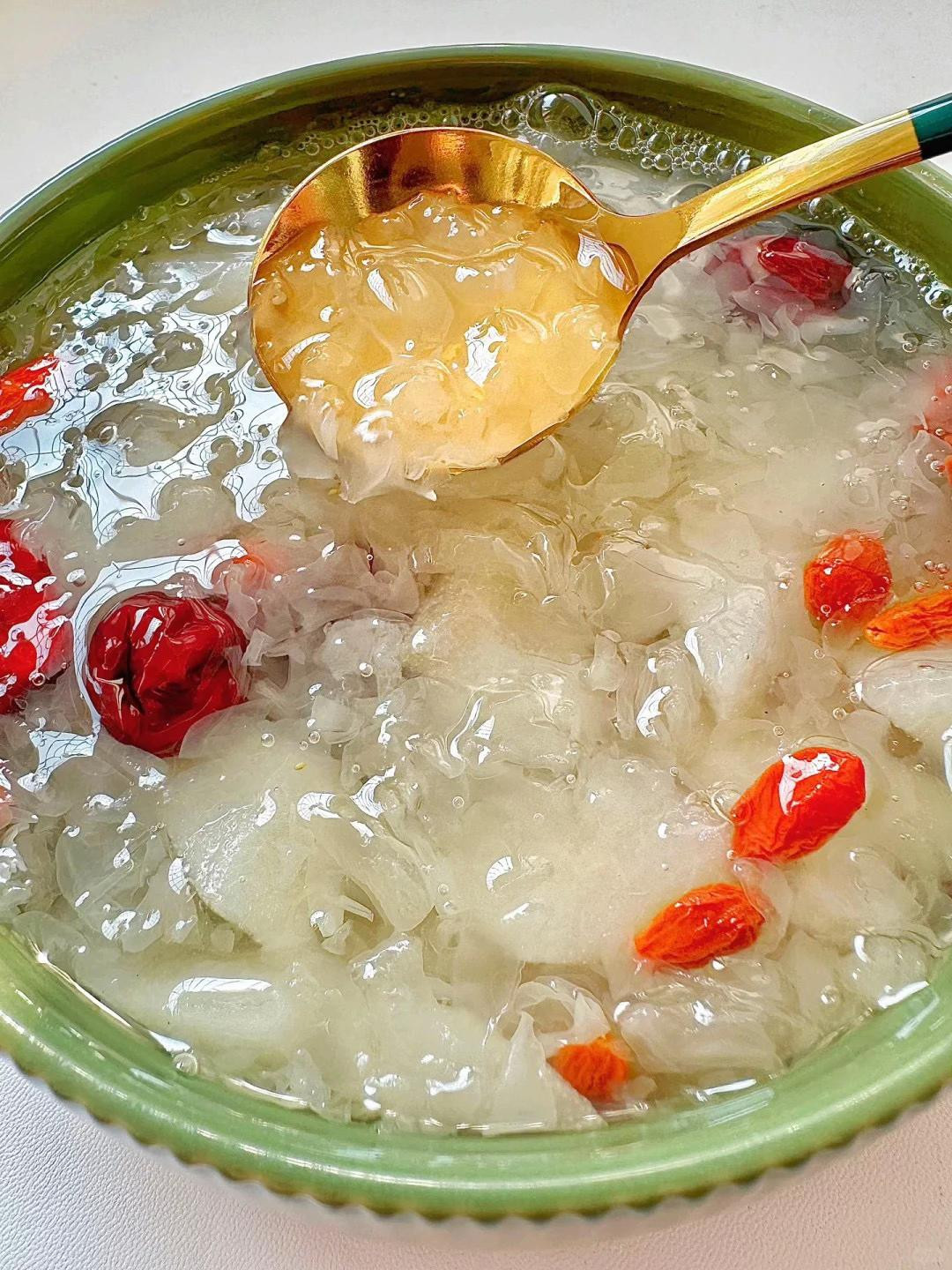 Thức uống dưỡng da từ lê, nấm tuyết, táo đỏ và kỷ tử