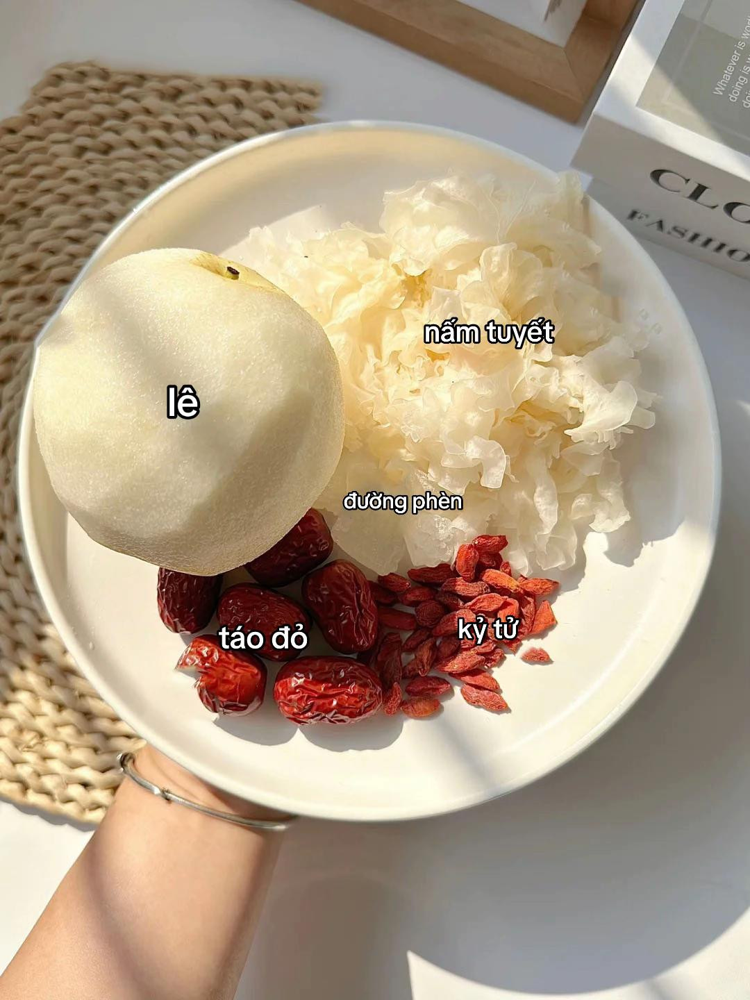 Thức uống dưỡng da từ lê, nấm tuyết, táo đỏ và kỷ tử