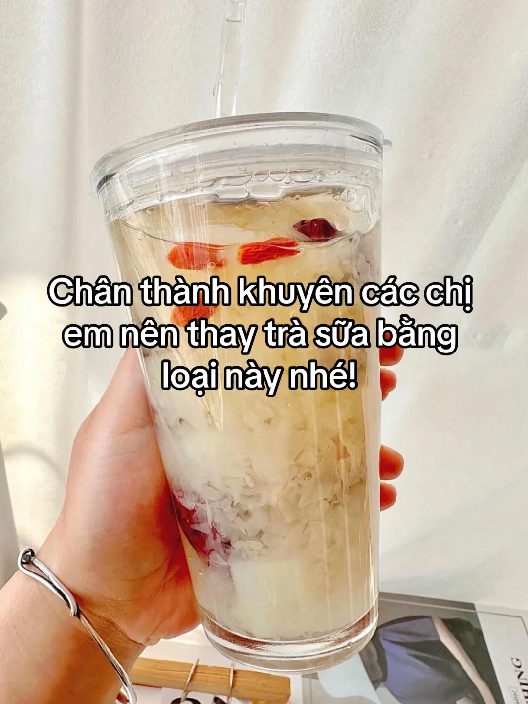 Thức uống dưỡng da từ lê, nấm tuyết, táo đỏ và kỷ tử