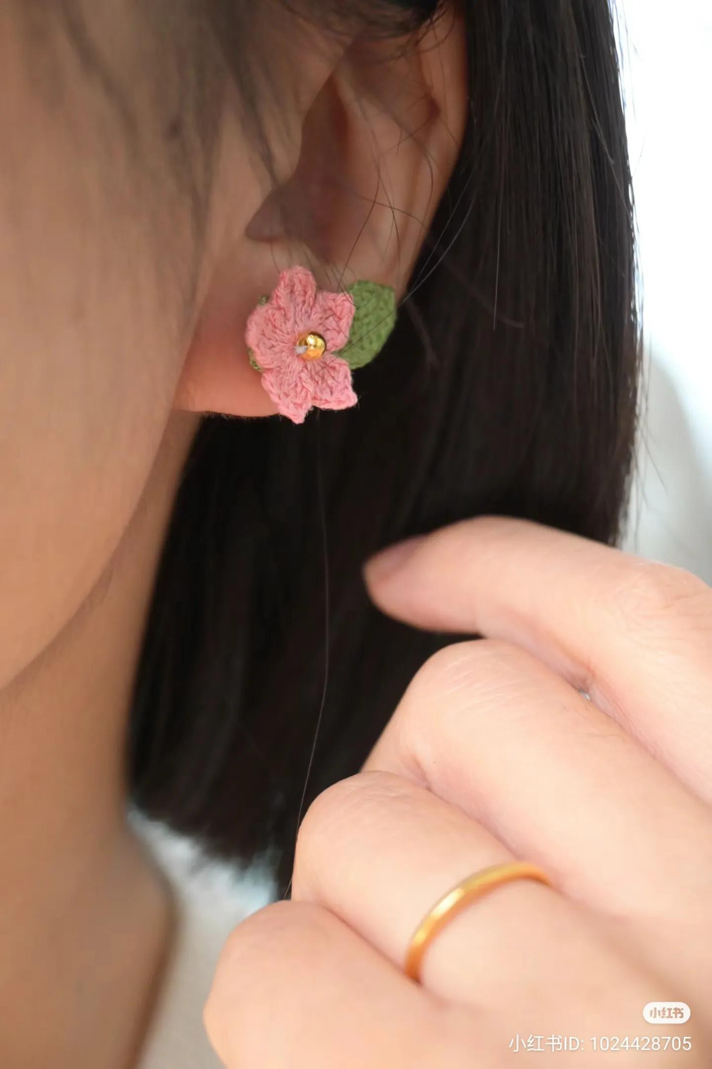 Tiny Crochet Five-Petal Flower Earrings and Bracelet Pattern with Tutorial