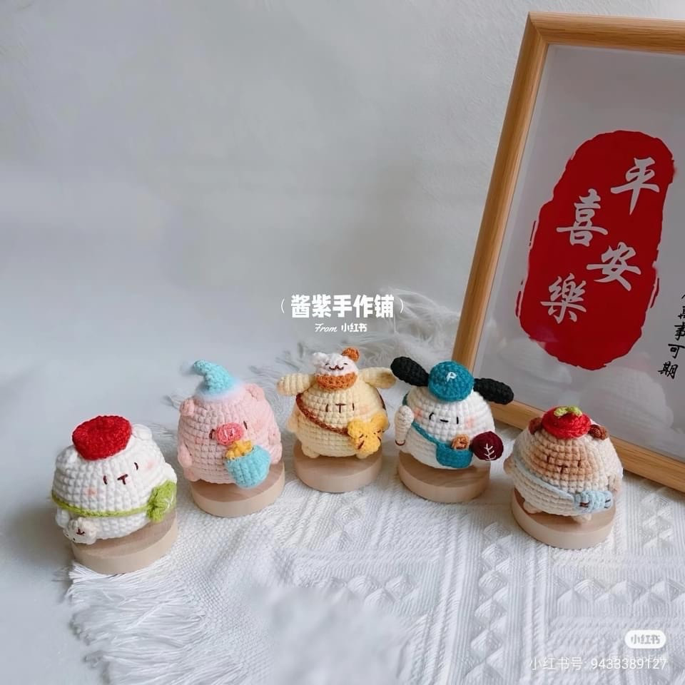 Tổng hợp bảng hướng dẫn móc len (chart) chi tiết cho bộ búp bê amigurumi dễ thương: Bé heo, Gấu May mắn, Mèo Xiêm và nhân vật mèo vàng