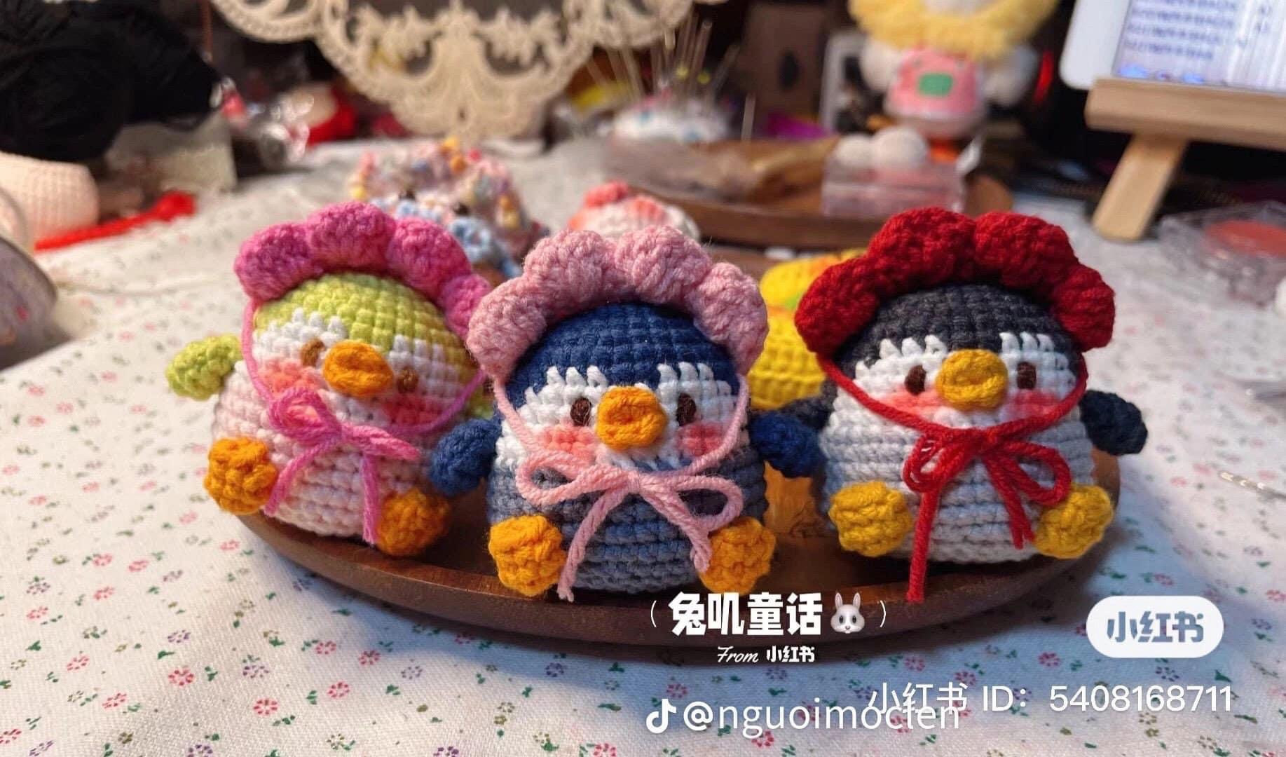 Tổng hợp chart móc len chim cánh cụt dễ thương: Mẫu cơ bản, đội mũ ếch và mũ hươu