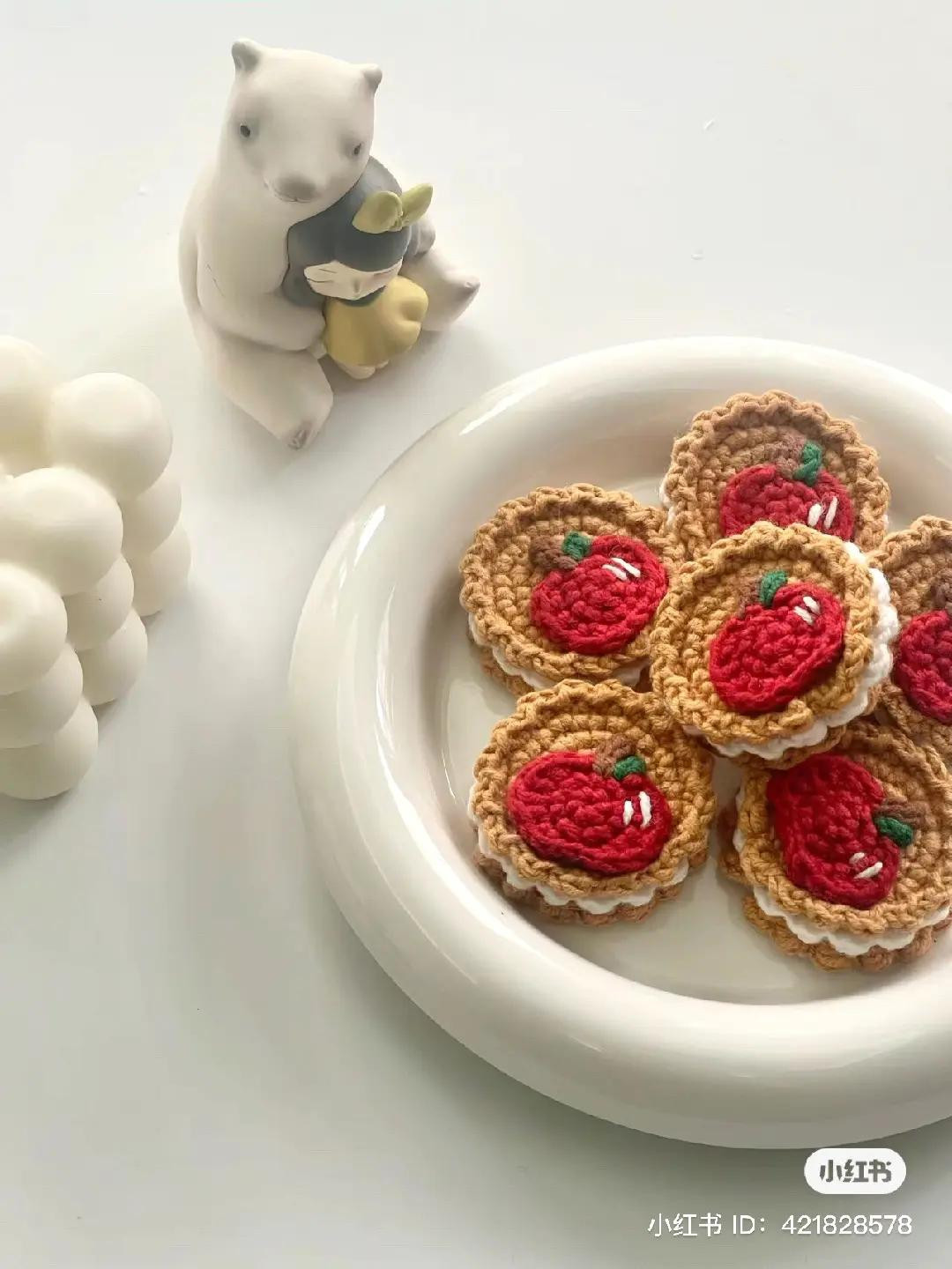 Tổng hợp chart móc len đồ ăn dễ thương: Bánh dâu tây, Bánh cá và Tart táo