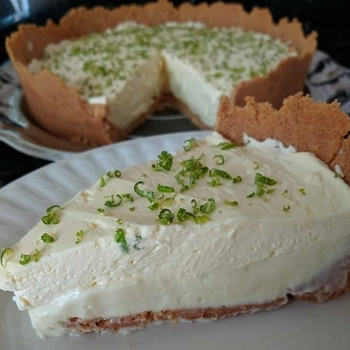 Torta Mousse de Limão com Massa de Bolacha e Cobertura Chantily