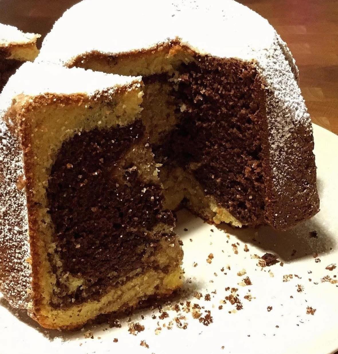 Torta Pandoro Variegata: Ricetta con impasto bianco e cioccolato, decorata con zucchero a velo