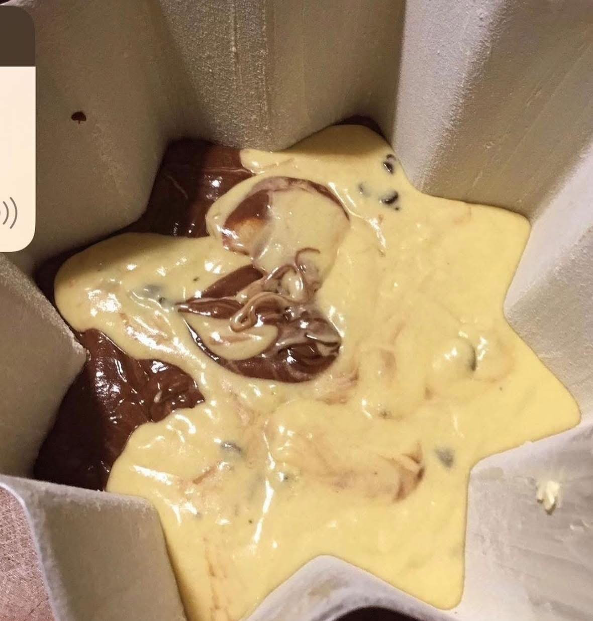 Torta Pandoro Variegata: Ricetta con impasto bianco e cioccolato, decorata con zucchero a velo