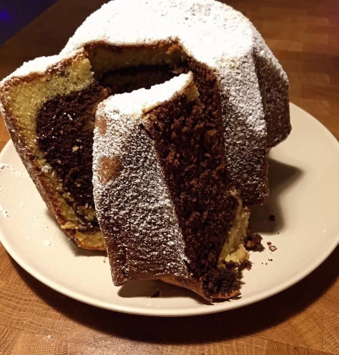 Torta Pandoro Variegata: Ricetta con impasto bianco e cioccolato, decorata con zucchero a velo
