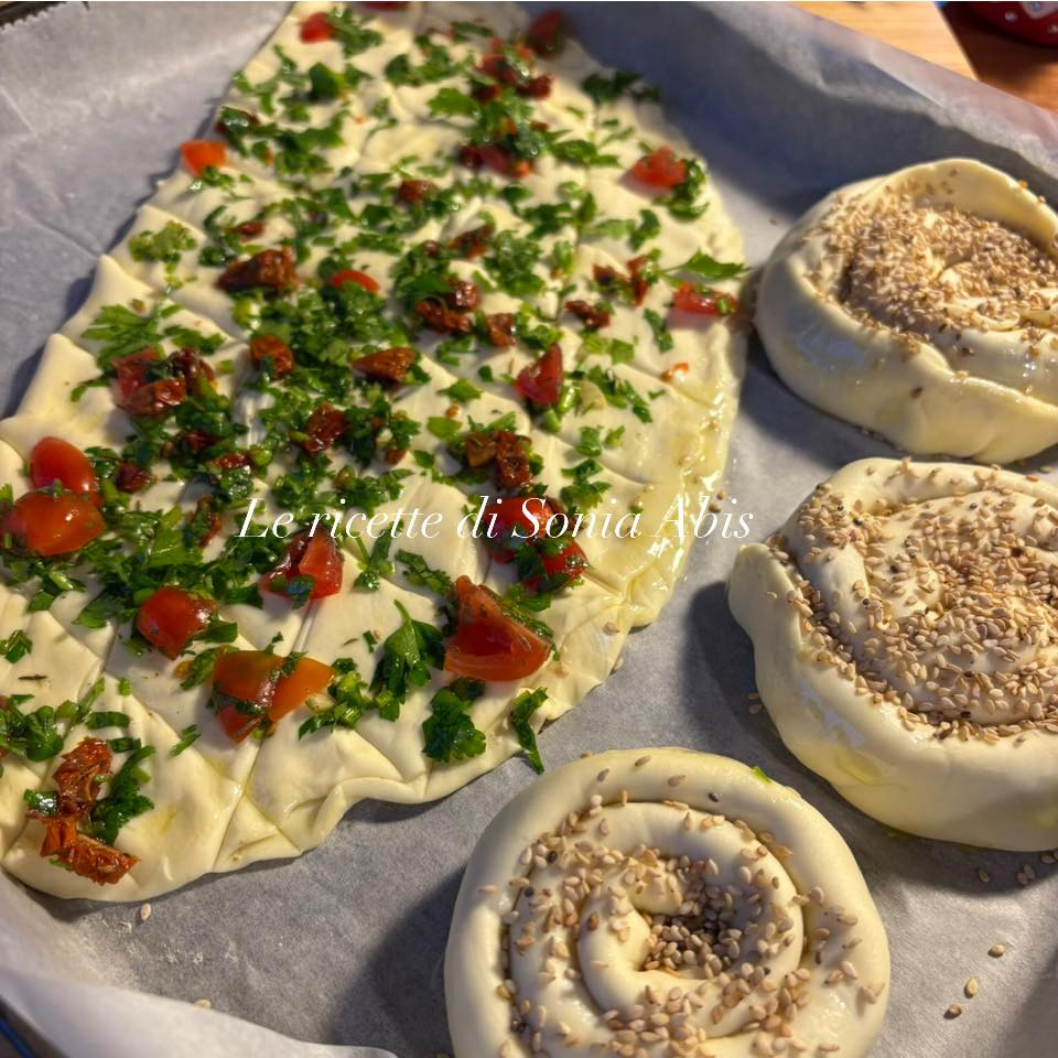 Torta salata con formaggio spalmabile e crema di tartufo e Girelle di pasta sfoglia con tonno