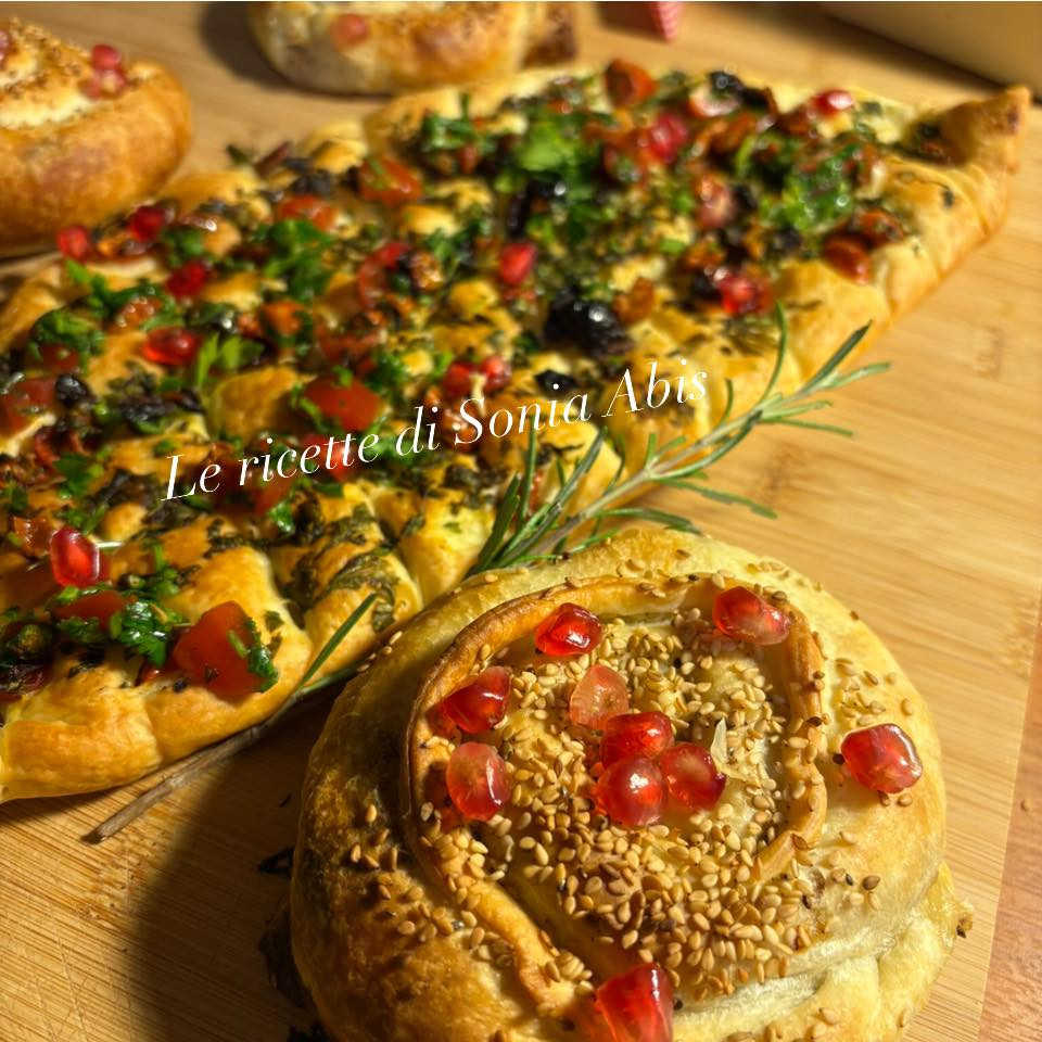 Torta salata con formaggio spalmabile e crema di tartufo e Girelle di pasta sfoglia con tonno